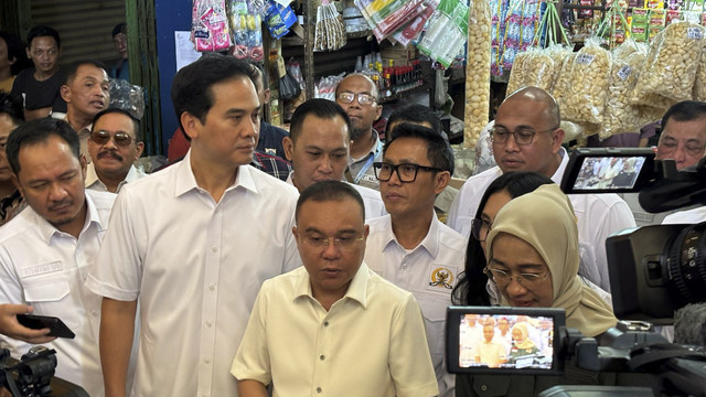 Wakil Ketua DPR, Sufmi Dasco Ahmad sidak ke Pasar Kramat Jati, Jakarta Timur pada Jumat (14/3/2025).  Foto: Abid Raihan/kumparan
