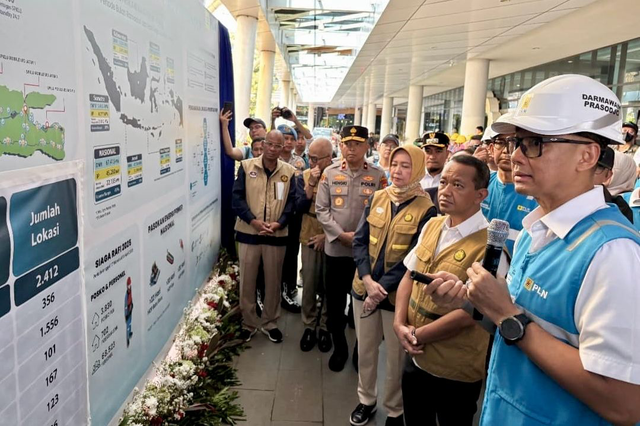 Menteri ESDM Bahlil Lahadalia (kedua dari kanan) bersama Direktur Utama PLN, Darmawan Prasodjo (kanan) saat melakukan inspeksi ke Stasiun Pengisian kendaraan listrik umum (SPKLU) di Pelabuhan Merak, Banten Kamis (13/3). Foto: Dok. PLN