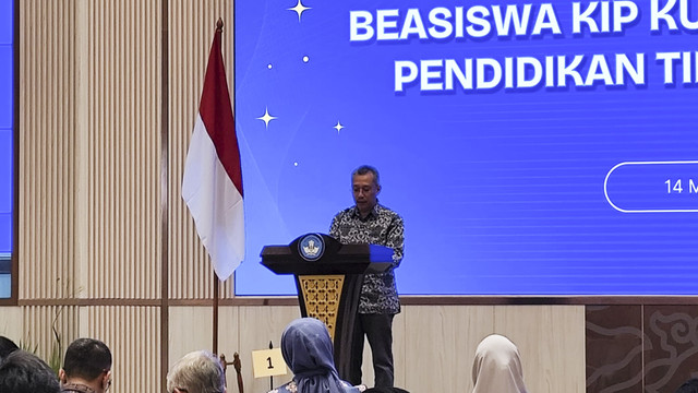 Sekjen Kemendiktisaintek Togar M. Simatupang menyampaikan sambutan dalam sosialisasi dan penyerahan beasiswa KIP kuliah dan afirmasi pendidikan tinggi tahun 2025, di Kantor Kemendiktisaintek, Jakarta Pusat, Jumat (14/3/2025). Foto: Alya Zahra/kumparan 