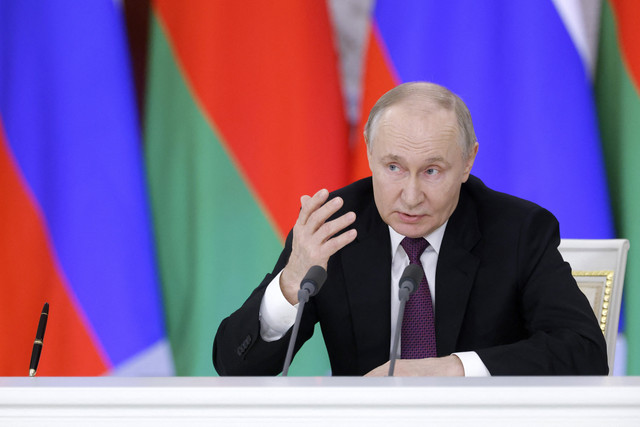 Presiden Rusia Vladimir Putin menyampaikan paparan saat penandatanganan dan konferensi pers dengan belarusia di Moskow, Rusia, Kamis (13/3/2025). Foto: Maxim Shemetov / POOL / AFP