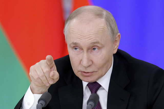 Presiden Rusia Vladimir Putin menyampaikan paparan saat penandatanganan dan konferensi pers dengan belarusia di Moskow, Rusia, Kamis (13/3/2025). Foto: Maxim Shemetov / POOL / AFP