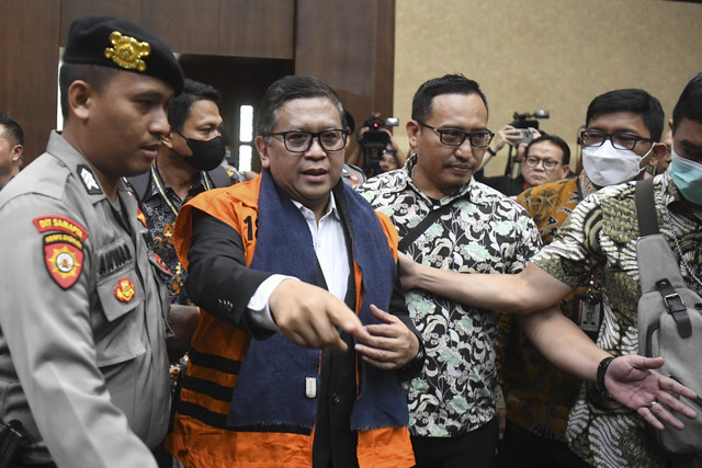 Petugas mengawal Sekjen DPP PDI Perjuangan Hasto Kristiyanto (kedua kiri) setibanya untuk menjalani sidang dakwaan di Pengadilan Tipikor, Jakara Pusat, Jumat (14/3/2025). Foto: Muhammad Adimaja/ANTARA FOTO