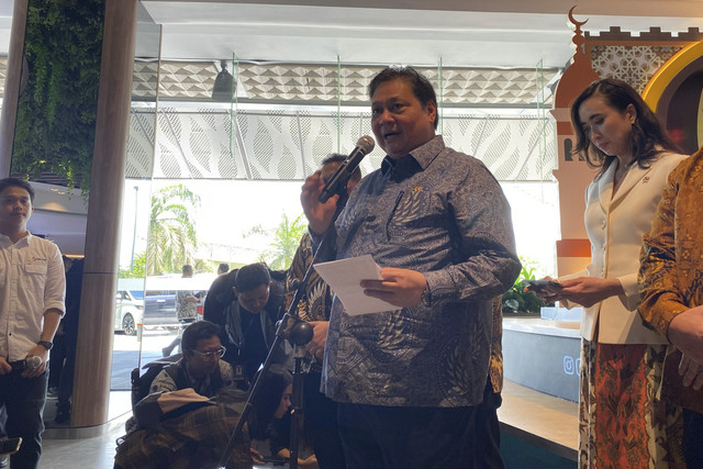 Menteri Koordinator Bidang Perekonomian Airlangga Hartarto di acara BINA Diskon Lebaran 2025 di Lippo Mal Nusantara, Jumat (14/3/2025). Foto: Muhammad Fhandra Hardiyon/kumparan