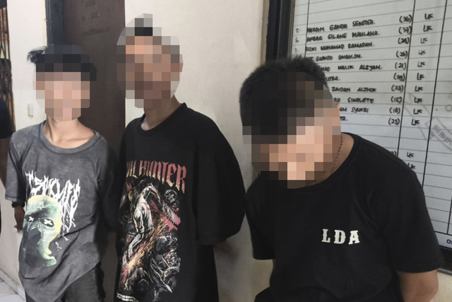 Tiga remaja yang diduga hendak mengambil narkoba dengan sistem tempel di sekitar pot rumah warga berinisial KLR(35). Foto: Dok. Polresta Denpasar