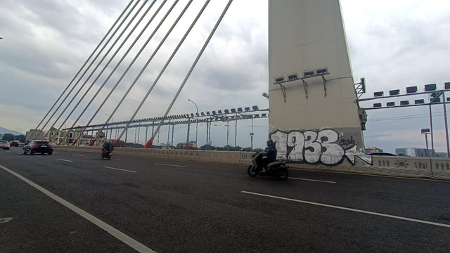 Tembok penyangga flyover Pasupati Bandung jadi sasaran vandalisme, Jumat (14/3). Foto: Robby Bouceu/kumparan