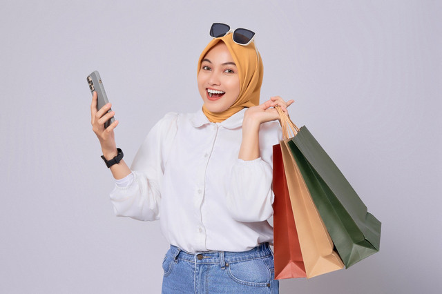 Ilustrasi berbelanja online untuk lebaran. Foto: Shutterstock