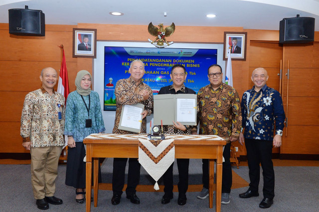 Penandatanganan kerja sama PGN dan PT Krakatau Bandar Samudera (KBS) dalam membangun infrastruktur landbase LNG, Rabu (12/3/2025). Foto: PGN