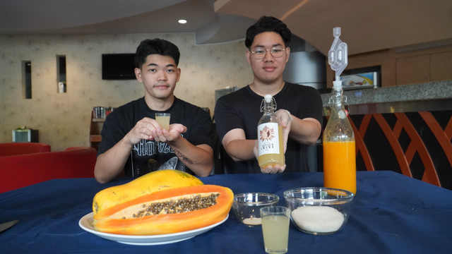 Davin Varian Ikwanto Koean (kiri) dan Cleary Budiman (berkaca mata-kanan). 