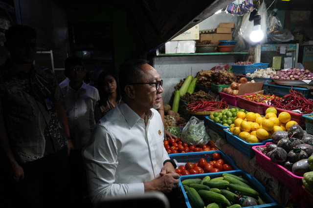 Menko Bidang Pangan Zulkifli Hasan (Zulhas) meninjau harga pangan di Pasar Genteng.