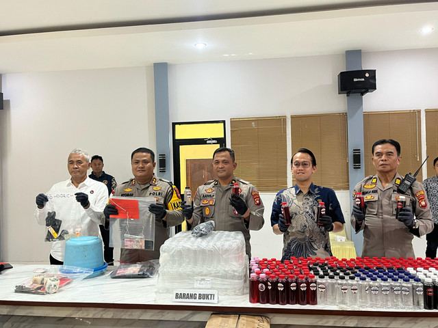 Barang bukti miras yang diamankan polisi dalam Operasi Pekat Kapuas 2025 dalam rangka bulan suci Ramadan. Foto: Yusrizal/Hi! Pontianak