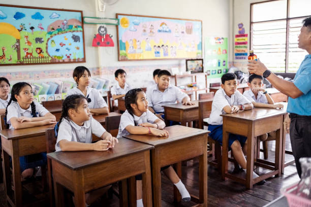Potret seorang guru memberikan pembelajaran di dalam kelas. Foto: Istock/NickyLloyd