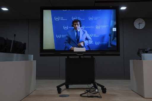 Eks presiden Filipina Rodrigo Duterte mengikuti sedang pembacaan dakwaan lewat tayangan video streaming pada Jumat (14/3). Foto: Peter Dejong/AP Photo