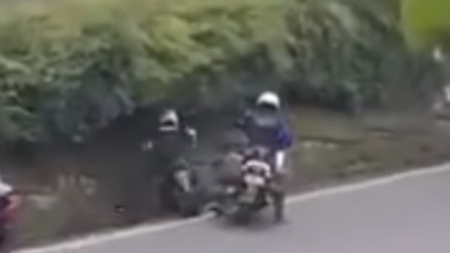 Patwal pepet pemotor di Puncak saat kawal Alphard. Foto: Dok. Istimewa