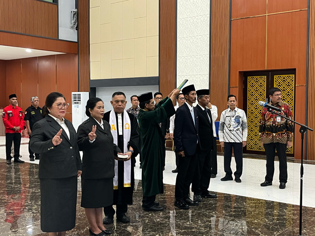 Pejabat Kanwil Kemenkum Kalbar saat dilantik untuk mengisi jabatan di Kementerian HAM di Kalimantan Tengah. Foto: Dok, Kanwil Kemenkum Kalbar