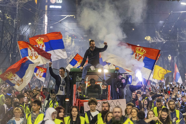 Sejumlah warga dan mahasiswa melaksanakan unjuk rasa menuntut kematian 15 orang di stasiun kereta api di Beograd, Serbia, Sabtu (14/3/2025). Foto: Djordje Kojadinovic/REUTERS