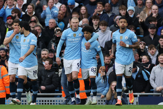 Selebrasi gol Erling Haaland bersama Rico Lewis saat Man City vs Brighton and Hove Albion dalam laga pekan ke-29 Liga Inggris 2024/25 di Stadion Etihad, Sabtu (15/3) malam WIB. Foto: REUTERS/Phil Noble 