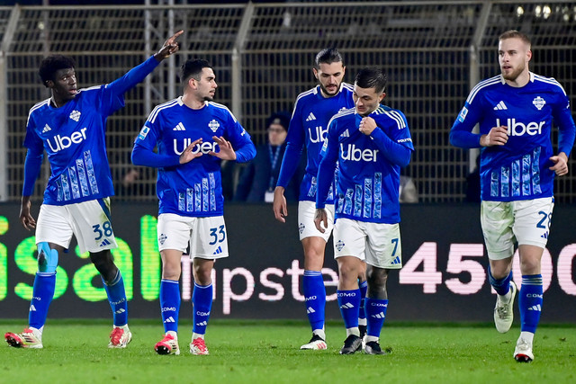 Para pemain Como 1907 saat beraksi dalam sebuah pertandingan Serie A Italia musim 2024/25. Foto: Piero CRUCIATTI / AFP