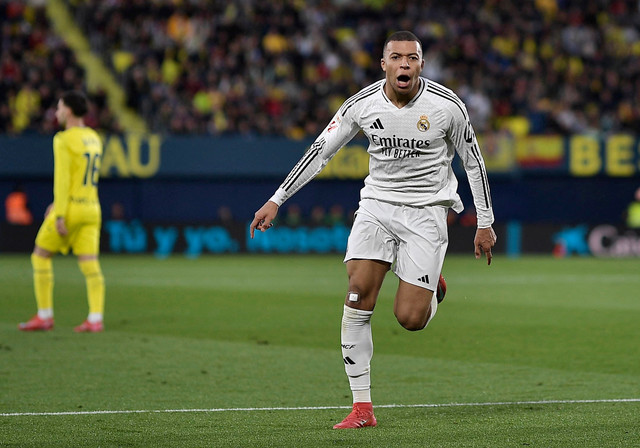 Selebrasi gol Kylian Mbappe saat Villarreal vs Real Madrid dalam laga lanjutan Liga Spanyol 2024/25 di Estadio de la Ceramica, Minggu (16/3) dini hari WIB. Foto: REUTERS/Pablo Morano