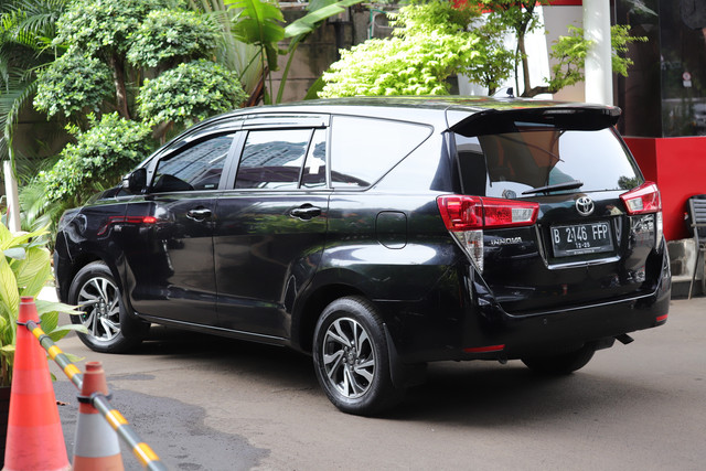 Para pihak yang diamankan dalam OTT di Kabupaten Ogan Komering Ulu, Sumsel, tiba di Gedung Merah Putih KPK, Jakarta, Minggu (16/3/2025). Foto: Jamal Ramadhan/kumparan