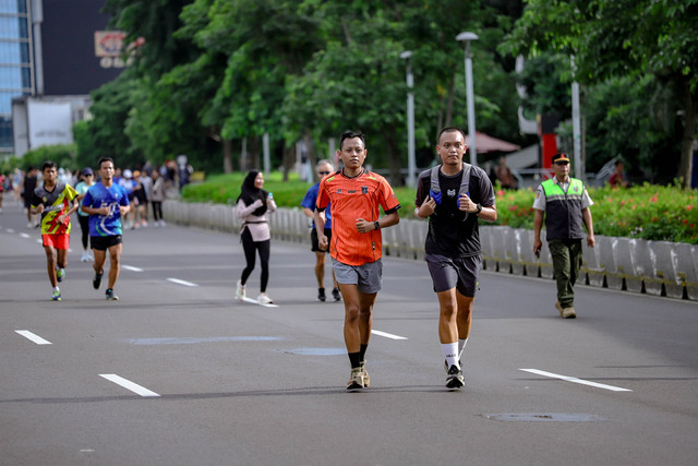Sejumlah warga berolahraga saat car free day (CFD) bulan ramadan di Jalan Jenderal Sudirman, Jakarta, Minggu (16/3/2025). Foto: Jamal Ramadhan/kumparan