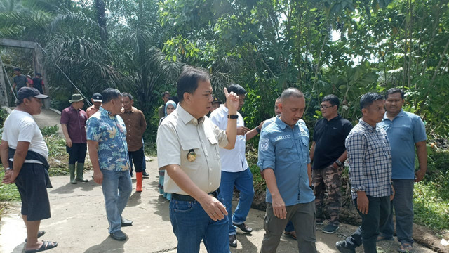Kementerian Sosial RI melalui Dinas Sosial dan Taruna Siaga Bencana (Tagana) bergerak cepat menyalurkan bantuan bagi masyarakat terdampak banjir dan tanah longsor di Kabupaten Tapanuli Selatan, Sumatera Utara, Kamis (13/3/2025). Foto: Kemensos RI