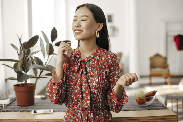 Ilustrasi perempan pakai parfum dengan cara benar. Foto: Look Studio/Shutterstock