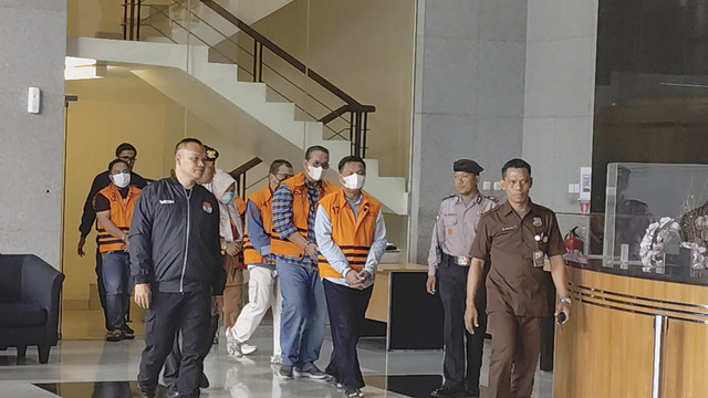 KPK menetapkan 6 orang sebagai tersangka dalam operasi tangkap tangan (OTT) di Ogan Komering Ulu, Sumsel. Foto: Jonathan Devin/kumparan