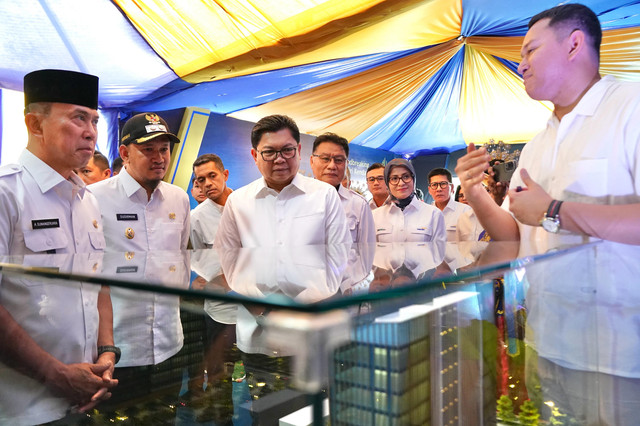 Gubernur Sulawesi Tenggara Bapak Majyen TNI (Purn) Andi Sumangerukka (kiri) dan Direktur Utama Bank Mandiri Darmawan Junaidi (ketiga dari kiri) pada groundbreaking Menara Mandiri di Kendari, Minggu (16/3). Foto: Dok. Bank Mandiri