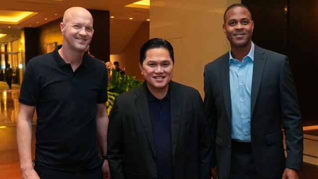 Penasihat Teknik Jordi Cruyff, Ketum PSSI Erick Thohir, dan Pelatih Timnas Indonesia Patrick Kluivert di Jakarta pada 16 Maret 2025 jelang berangkat ke Sydney, Australia. Foto: PSSI