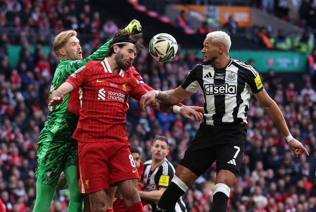Aksi Caoimhin Kelleher, Dominik Szoboszlai, dan Joelinton saat Liverpool vs Newcastle United dalam laga final Piala Liga Inggris 2024/25 di Stadion Wembley, Minggu (16/3) malam WIB. Foto: REUTERS/David Klein