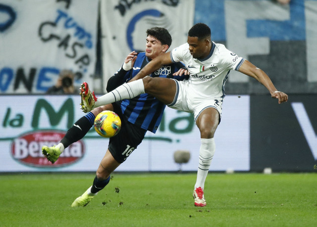 Duel Denzel Dumfries dengan Raoul Bellanova saat Atalanta vs Inter Milan dalam laga pekan ke-29 Liga Italia 2024/25 di Stadion Gewiss, Senin (17/3) dini hari WIB. Foto: REUTERS/Alessandro Garofalo