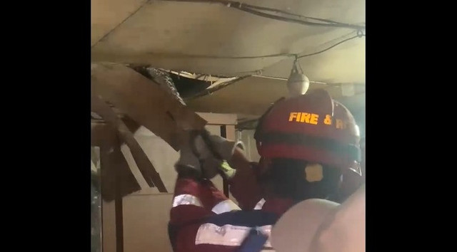 Damkar evakuasi ular sanca di rumah warga di Sunter Agung, Tanjung Priok, Jakarta Utara, Senin (17/3). Dok. Istimewa