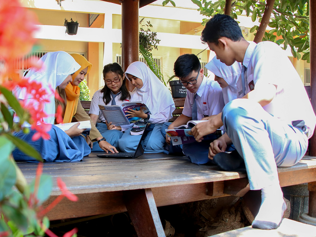 Ilustrasi apakah transkrip nilai SMA ada di belakang ijazah. Sumber: unsplash.com/EdUs.