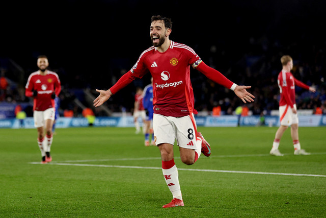 Selebrasi pemain Manchester United Bruno Fernandes usai mencetak gol ke gawang Leicester City pada pertandingan Liga Inggris di Stadion King Power, Leicester, Inggris, Minggu (16/3/2025). Foto: Chris Radburn/REUTERS