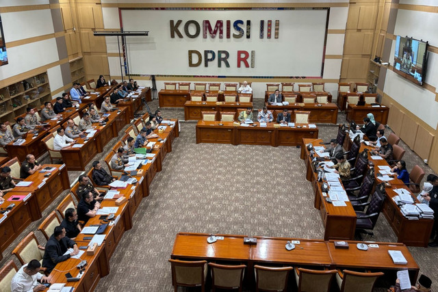 Komisi III DPR RI gelar rapat dengar pendapat (RDP)  bersama Jampidum Asep Nana Mulyana, Dirtipideksus Brigjen Helfi Assegaf, dan perwakilan korban robot trading Net89 di Gedung Parlemen, Jakarta, Senin (17/3/2025). Foto: Abid Raihan/kumparan