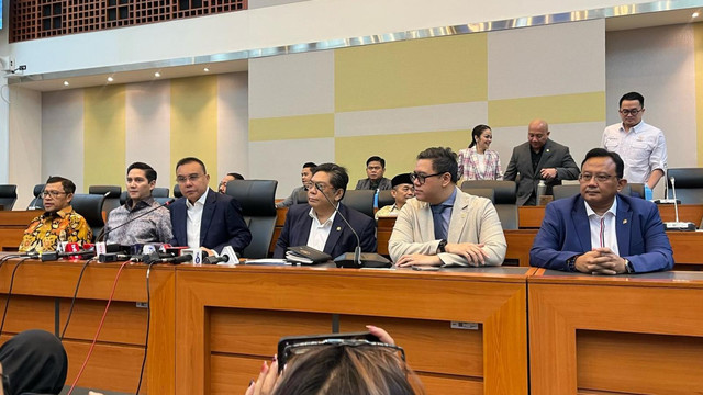 Wakil Ketua DPR Sufmi Dasco Ahmad bersama Ketua Komisi I DPR RI Utut Adianto
memberikan keterangan pers di Kompleks Parlemen, Senayan, Jakarta, Senin (17/3/2025). Foto: Haya Syahira/kumparan
