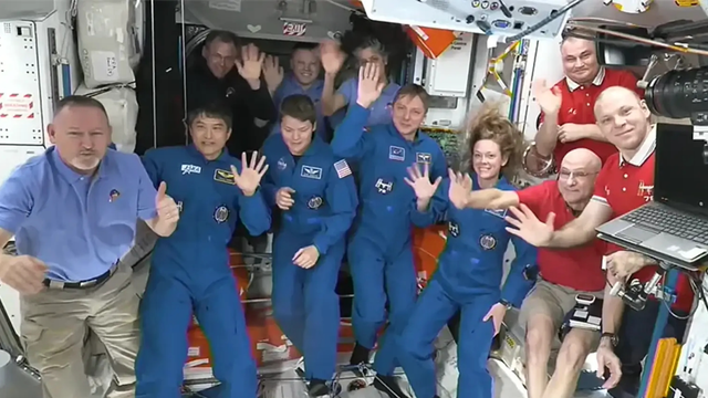 Butch Wilmore dan Sunita Williams, bertemu dengan kru penyelamat yang akan membawa mereka kembali ke Bumi setelah terjebak di ISS selama lebih dari 9 bulan. Foto: NASA