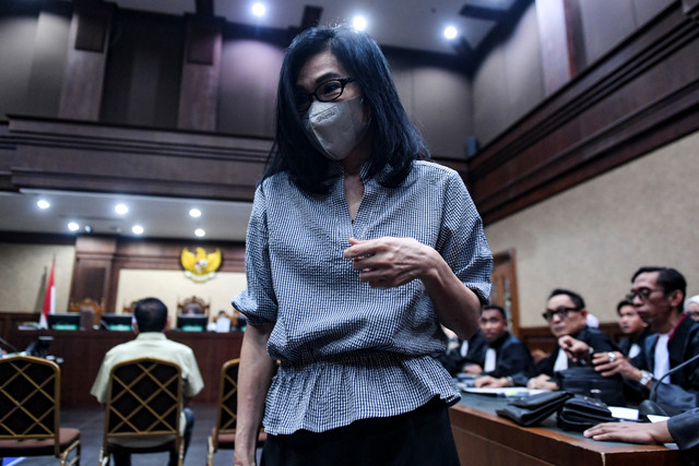 Terdakwa kasus dugaan suap vonis bebas Gregorius Ronald Tannur, Meirizka Tannur berjalan saat jeda sidang lanjutan di Pengadilan Tipikor, Jakarta, Senin (10/3/2025). Foto: Hafidz Mubarak A/ANTARA FOTO