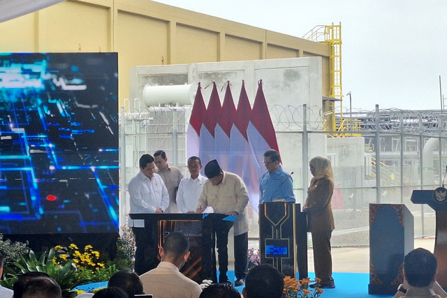 Presiden Prabowo Subianto meresmikan smelter Precious Metal Refinery (PMR) milik PT Freeport Indonesia (PTFI) di Gresik, Jawa Timur, Senin (17/3/2025). Foto: Argya D. Maheswara/kumparan
