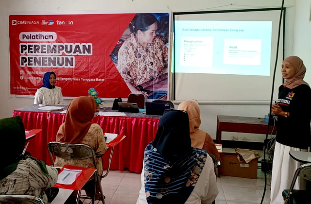 Giro Kartini CIMB Niaga bersama Tenoon menggelar Pelatihan Perempuan Penenun di Desa Sukarara, Lombok Tengah, Sabtu (15/3/2025) sebagai komitmen mendukung pemberdayaan wanita melalui program keberlanjutan. Foto: Dok. CIMB Niaga
