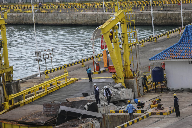 Petugas melihat kondisi jembatan bergerak usai ditabrak KMP Portlink III saat akan bersandar di Dermaga Eksekutif Pelabuhan Merak, Kota Cilegon, Banten, Senin (17/3/2025). Foto: Angga Budhiyanto/ANTARA FOTO 