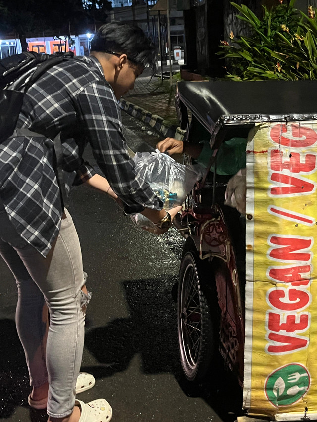 Benah Palembang melakukan donasi pada masyarakat kurang mampu/ist. 