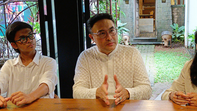 Surya Saputra menjawab pertanyaan wartawan saat ditemui di Kawasan Duren Tiga, Jakarta. Foto: Aprilandika Pratama/kumparan