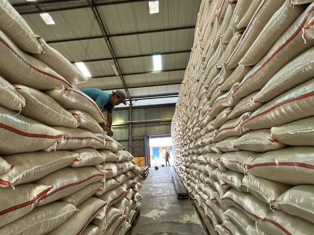 Stok beras di Gudang Bulog Pekandangan Kabupaten Indramayu (31/5/2024). Foto: kumparan