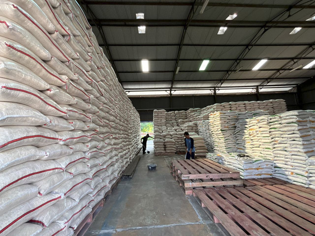 Stok beras di Gudang Bulog Pekandangan Kabupaten Indramayu (31/5/2024). Foto: kumparan