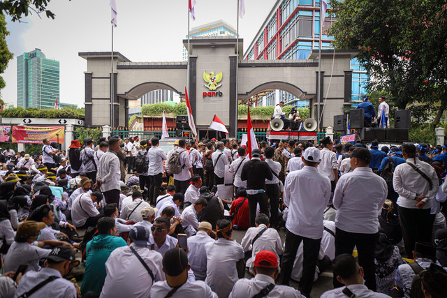 Forum PPPK (Pegawai Pemerintah dengan Perjanjian Kerja) bersama Aliansi Merah Putih menggelar aksi demonstrasi di depan Kementerian PANRB, Jakarta Pusat, pada Selasa (18/3). Foto: Iqbal Firdaus/kumparan
