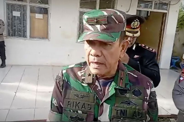Danrem 043/Garuda Hitam (Gatam) Brigjen TNI Rikas Hidayatullah saat memberikan keterangan kepada awak media di RS Bhayangkara. Bandarlampung, Selasa (18/3/2025). Foto: ANTARA/Dian Hadiyatna