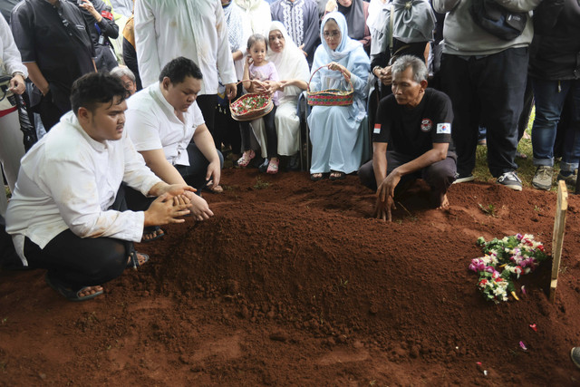 Keluarga dan kerabat saat mengantarkan jenazah Nasrullah alias Mat Solat di TPU H Daiman, Cimanggis, Ciputat, Tangerang Selatan, Selasa, (18/3/2025). Foto: Agus Apriyanto
