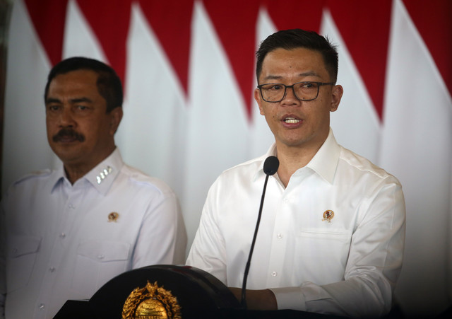 Menlu Sugiono (kanan) memberikan keterangan pers terkait pemulangan warga negara Indonesia (WNI) korban Tindak Pidana Perdangan Orang (TPPO) di Terminal 3 VIP Bandara Soekarno Hatta, Tangerang, Banten, Selasa (18/3). Foto: ANTARA FOTO/POOL/Muhammad Iqbal