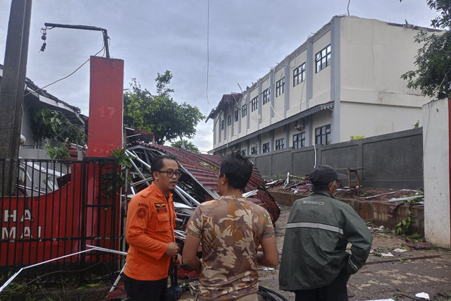 Dampak angin puting beliung di Kampung Telajung di RT 02 RW 05 Desa Telajung, Kecamatan Cikarang Barat, Kabupaten Bekasi, Senin (17/3/2025). Foto: Dok. Istimewa